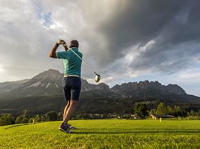 Ausblick auf den Wilden Kaiser beim Golfurlaub in Tirol.